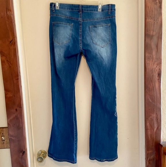 🌸Adorable Embroidered Jeans🌸 - Picture 2 of 9